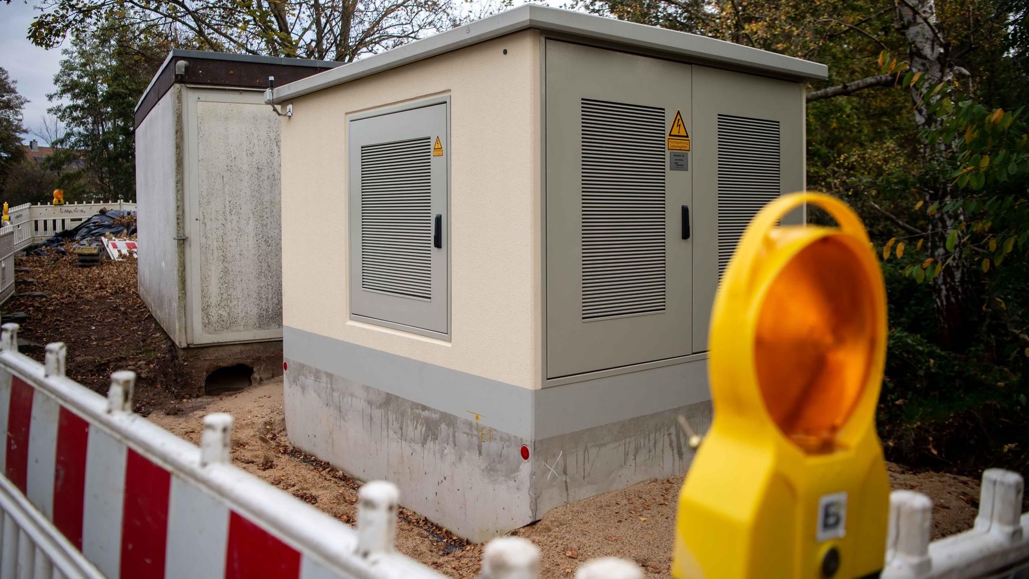 Das Bild zeigt die alte und die neue Trafostation in Frauenberg, die unmittelbar neben dem Bleibach errichtet worden ist.