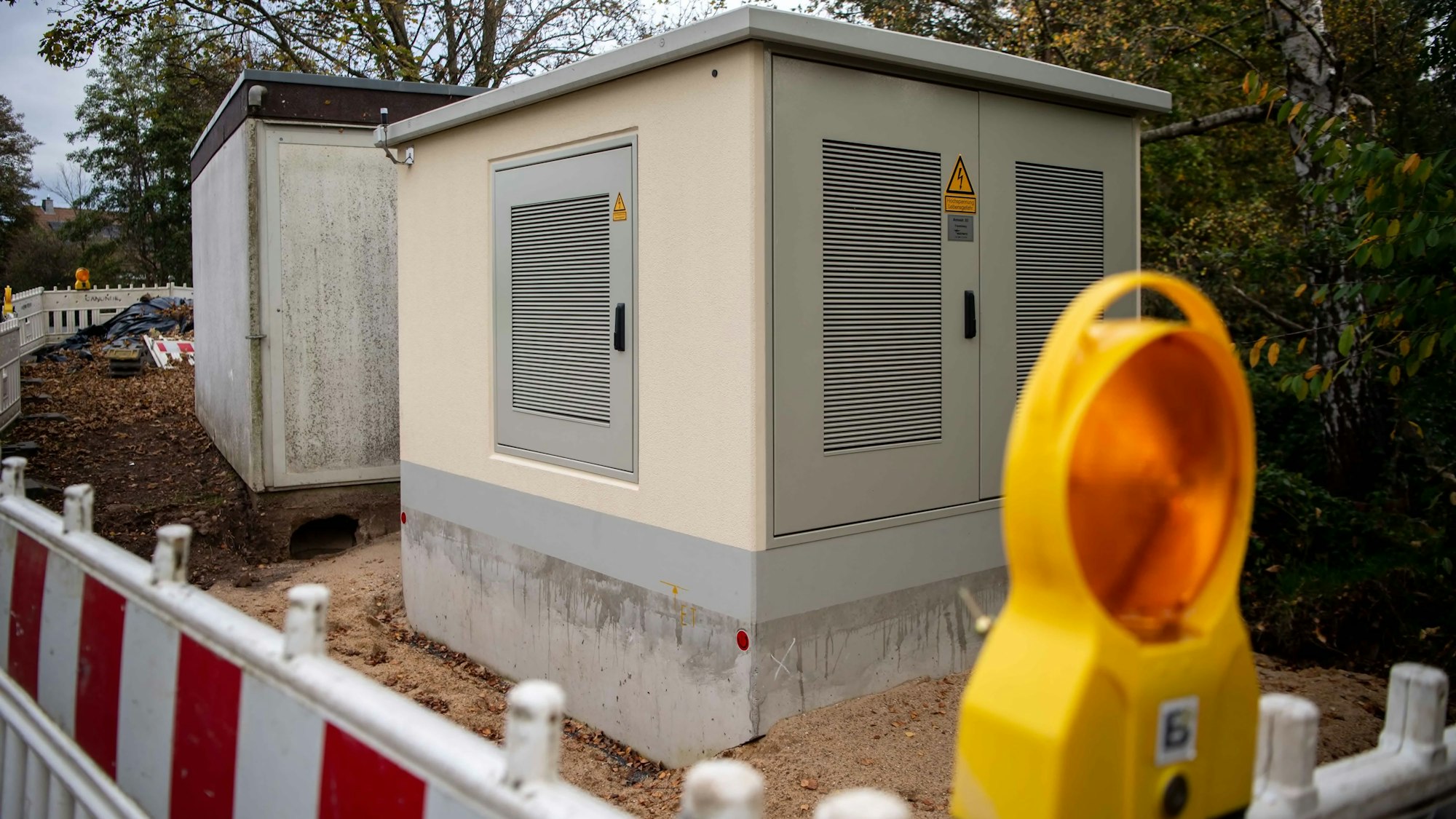 Das Bild zeigt die alte und die neue Trafostation in Frauenberg, die unmittelbar neben dem Bleibach errichtet worden ist.