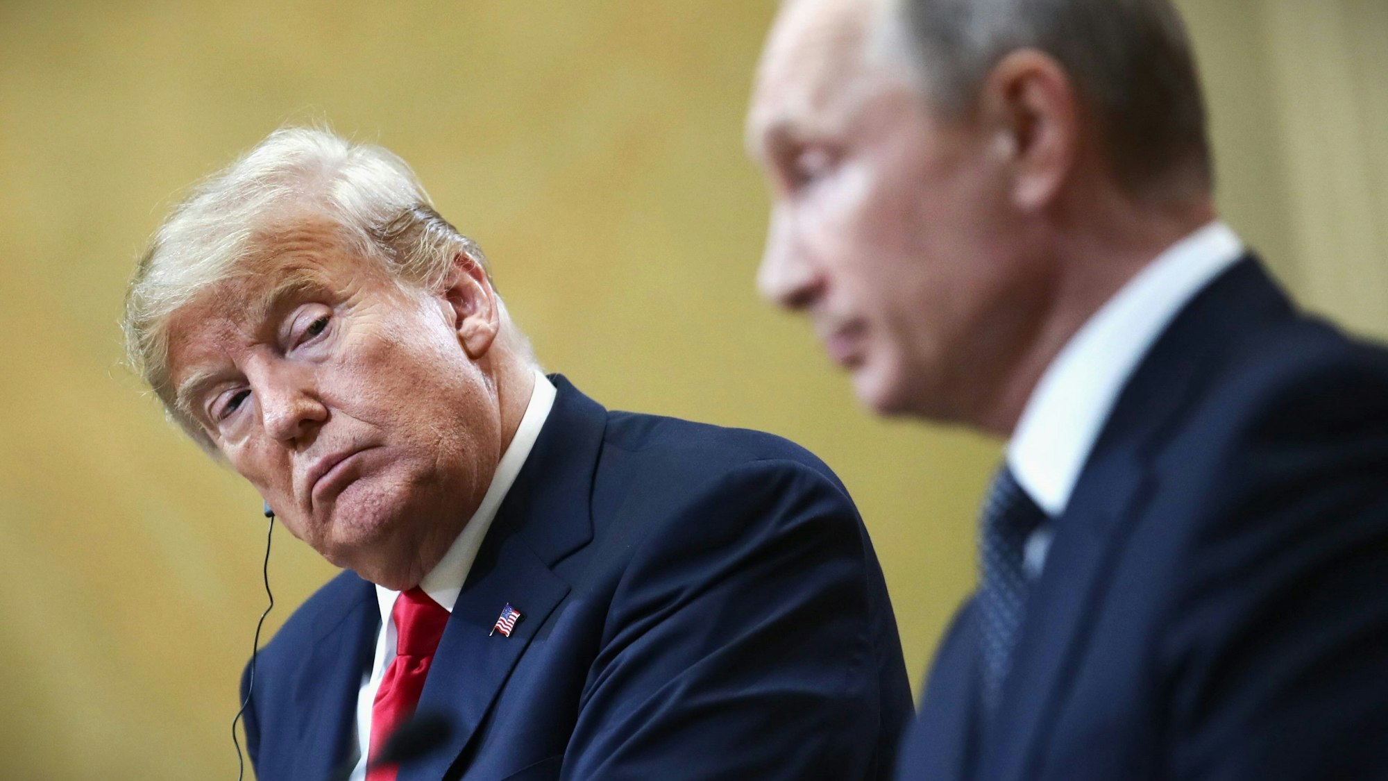 Donald Trump schaut bei einer Pressekonferenz zu Kremlchef Wladimir Putin. Der designierte US-Präsident will Russlands Krieg in der Ukraine beenden.