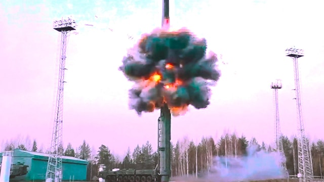 29.10.2024, Russland, Plesetsk: Auf diesem Foto aus einem vom Pressedienst des russischen Verteidigungsministeriums verbreiteten Video wird eine ballistische Interkontinentalrakete des Typs Yars vom Startplatz Plesetsk im Nordwesten Russlands abgefeuert.