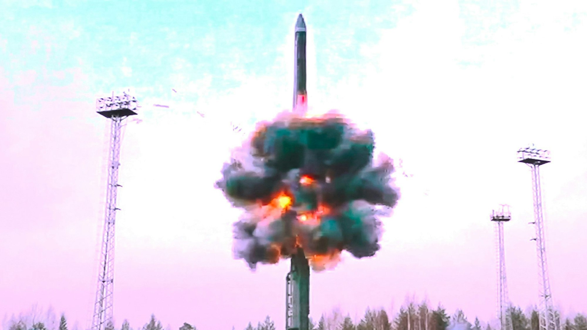 29.10.2024, Russland, Plesetsk: Auf diesem Foto aus einem vom Pressedienst des russischen Verteidigungsministeriums verbreiteten Video wird eine ballistische Interkontinentalrakete des Typs Yars vom Startplatz Plesetsk im Nordwesten Russlands abgefeuert.