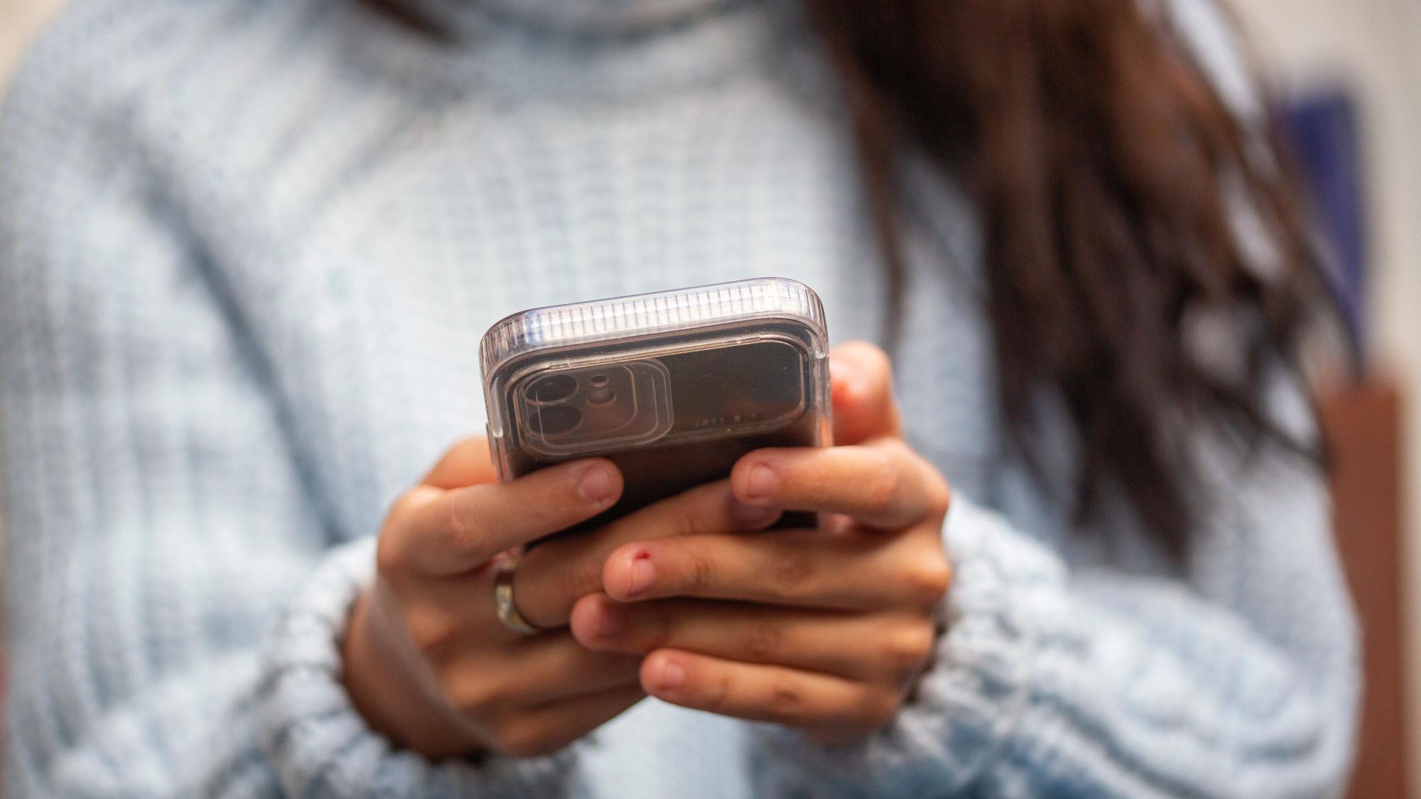 Eine Frau tippt in ihr Smartphone. Das Smartphone ist bei der Internetnutzung der jungen Menschen in Deutschland unangefochtener Favorit.