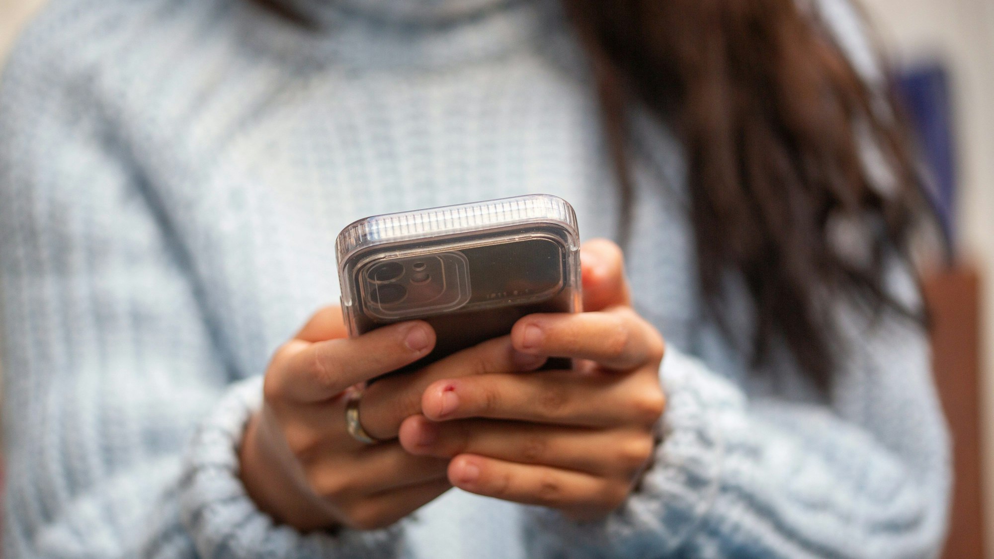 Eine Frau tippt in ihr Smartphone. Das Smartphone ist bei der Internetnutzung der jungen Menschen in Deutschland unangefochtener Favorit.