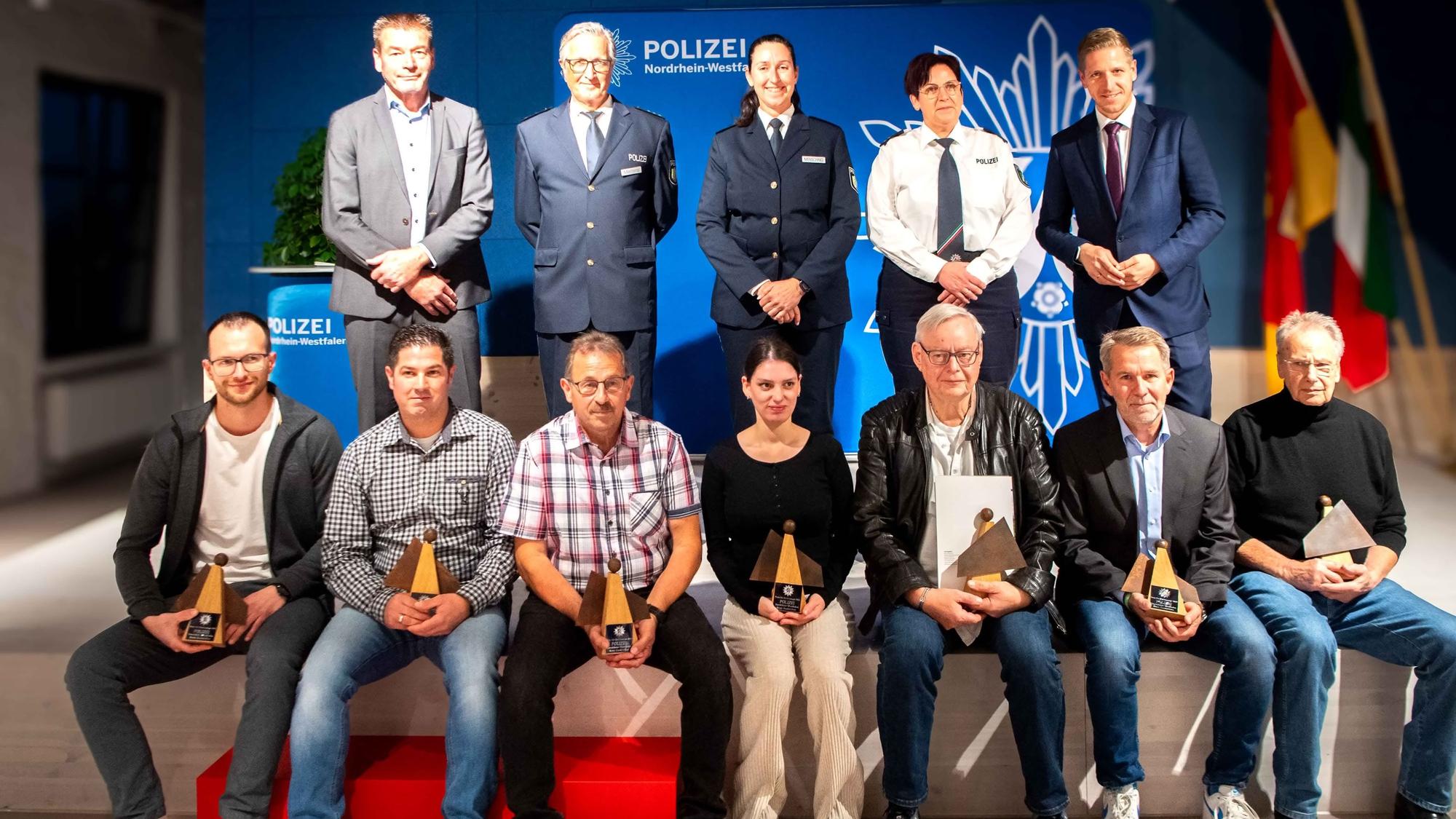 Das Bild zeigt die Geehrten mit Vertretern der Polizei und Landrat Markus Ramers.