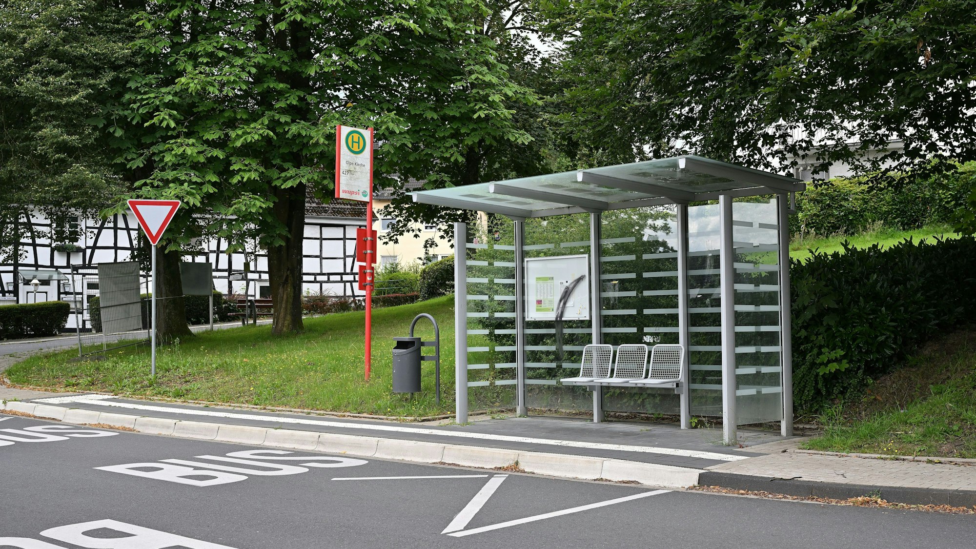 Das Foto zeigt eine barrierefreie Bushaltestelle in Kürten-Olpe