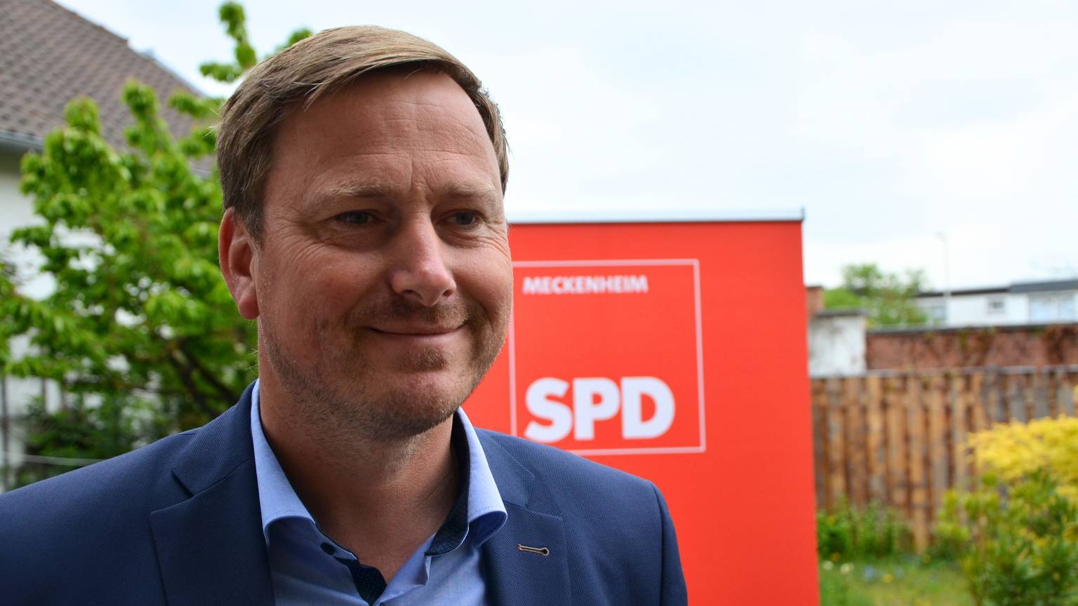 Stefan Pohl vor einem SPD-Plakat