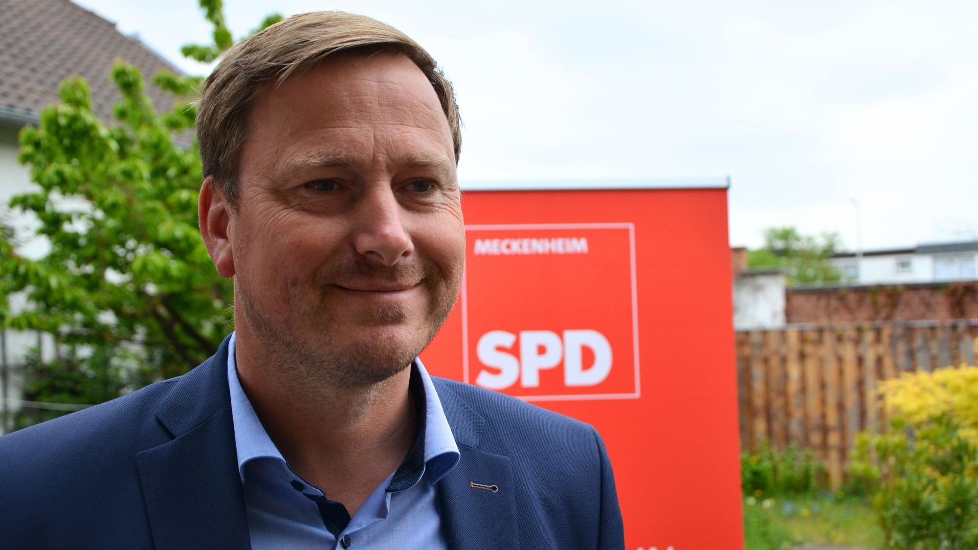 Stefan Pohl vor einem SPD-Plakat
