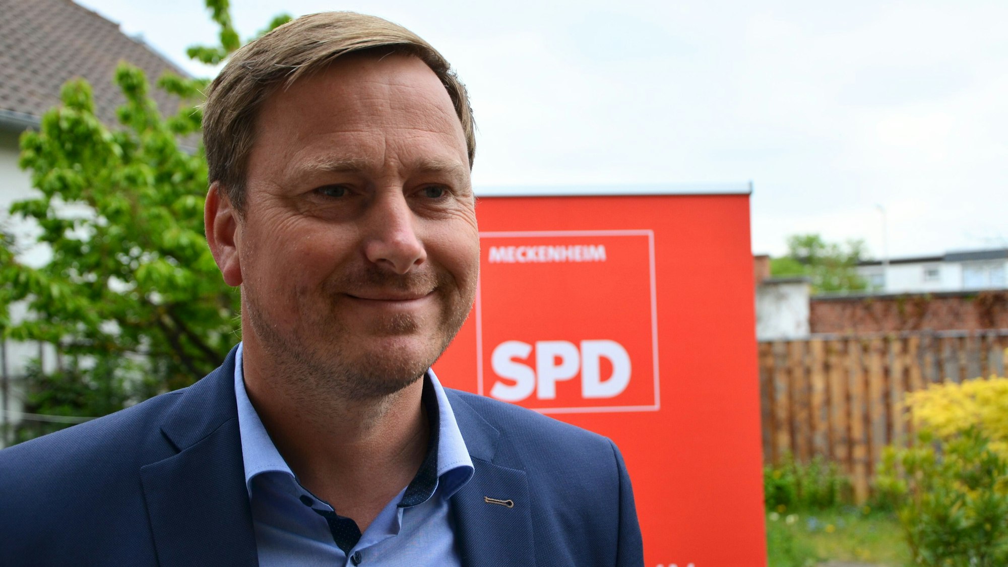 Stefan Pohl vor einem SPD-Plakat
