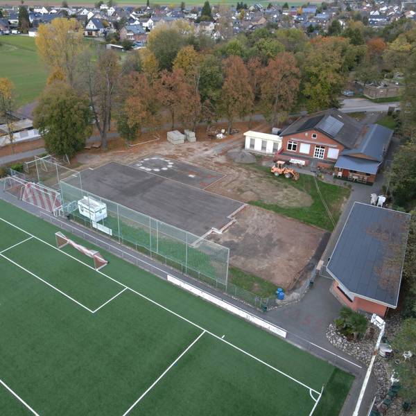Das Bild zeigt den Sportplatz in Lommersum aus der Luft. Die Bauarbeiten am „Platz der Begegnung“ sind deutlich sichtbar.