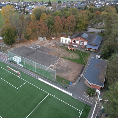 Das Bild zeigt den Sportplatz in Lommersum aus der Luft. Die Bauarbeiten am „Platz der Begegnung“ sind deutlich sichtbar.