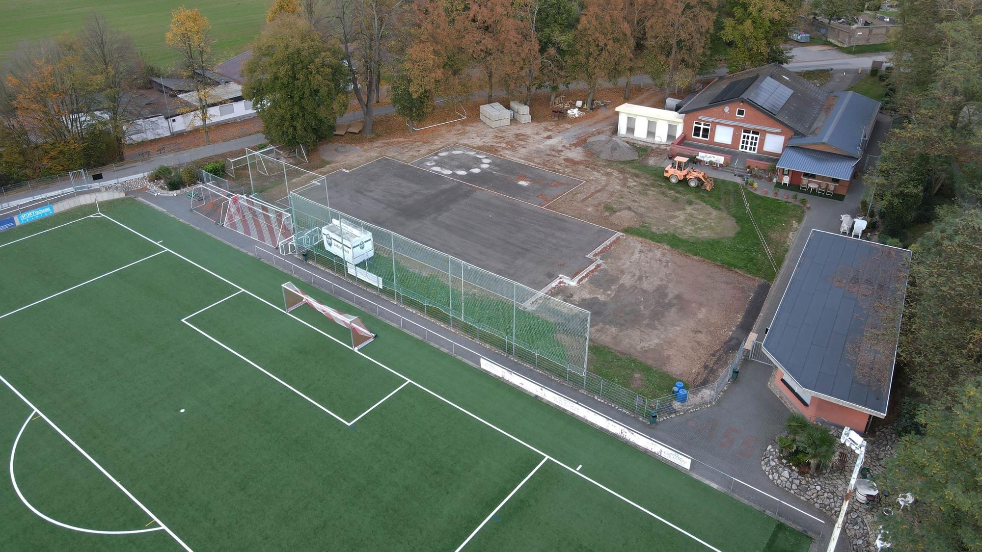Das Bild zeigt den Sportplatz in Lommersum aus der Luft. Die Bauarbeiten am „Platz der Begegnung“ sind deutlich sichtbar.