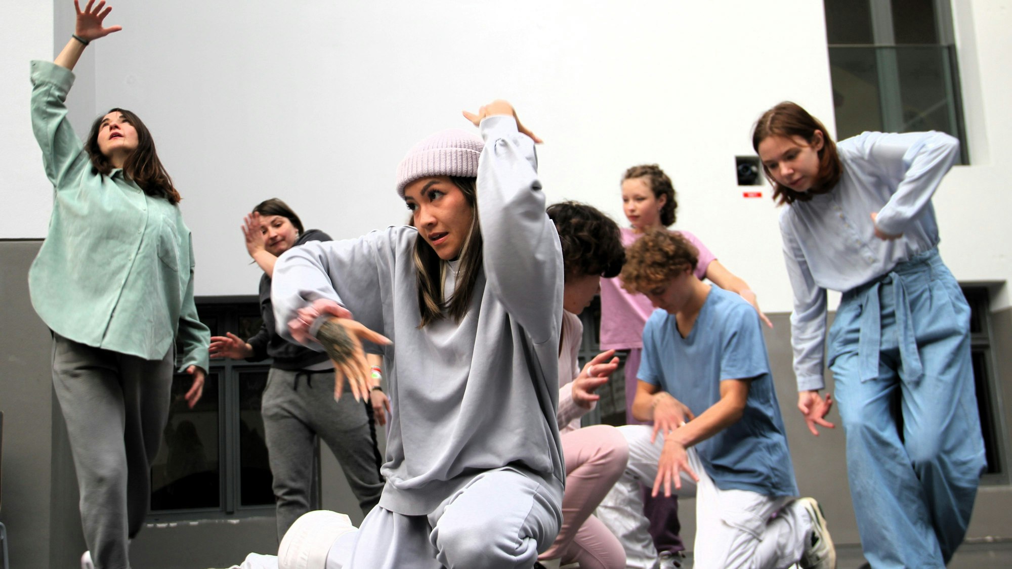 Die theatrale Inszenierung „Do not touch this!“ vereinte am Genoveva Gymnasium Musik, Tanz und Schauspiel in ausdrucksstarken Performances.