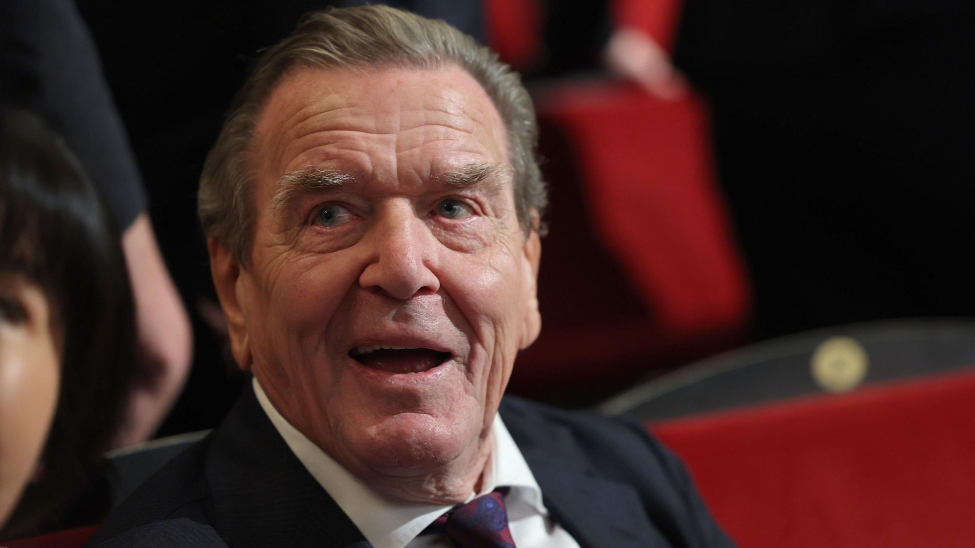 Alt-Bundeskanzler Gerhard Schröder (SPD) zu Beginn des Festaktes im Mecklenburgischen Staatstheater.