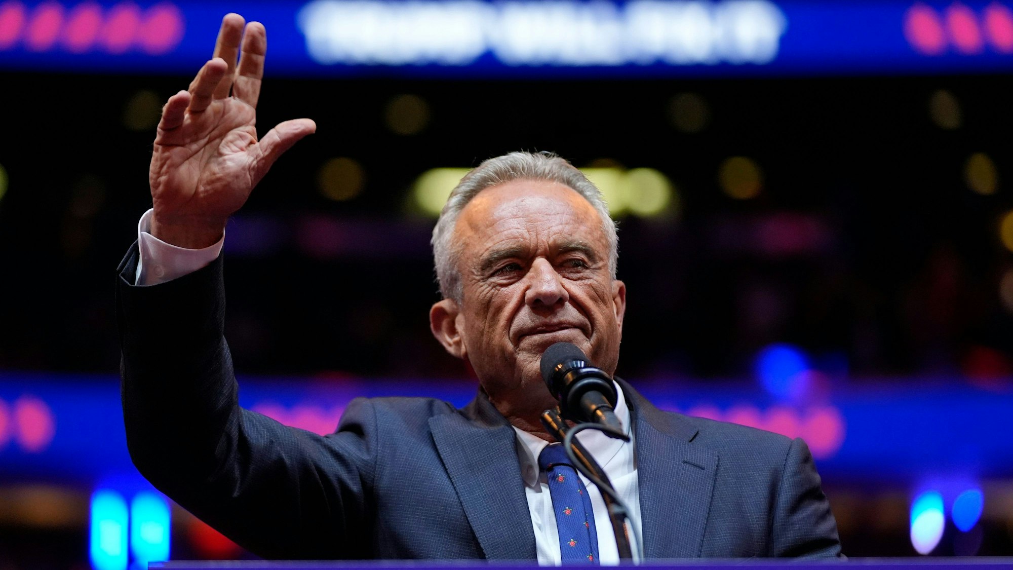 Robert F. Kennedy Jr. spricht auf einer Wahlkampfveranstaltung der Trump-Kampagne.