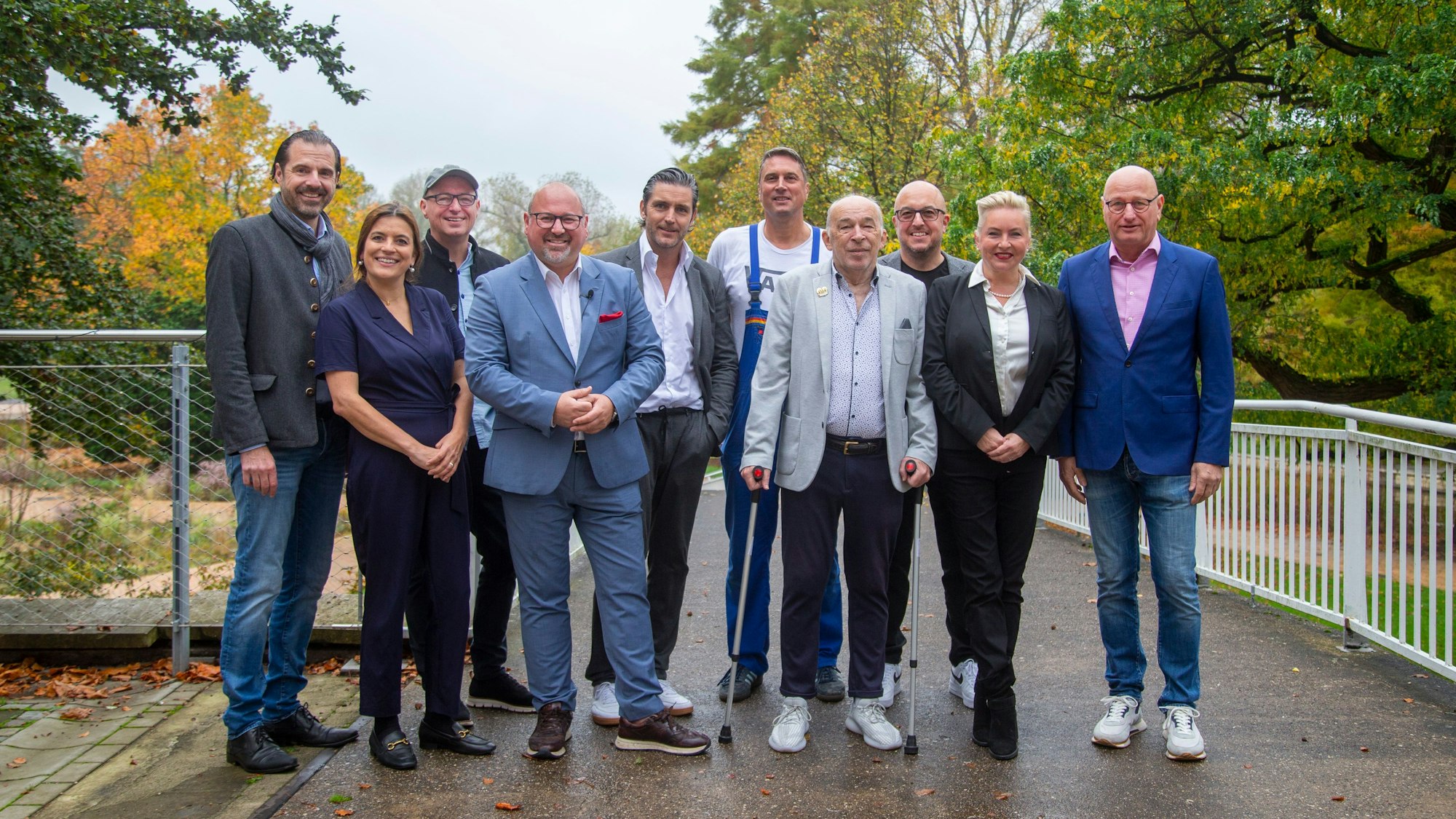 Die Gesichter der Partei: Gründer Roberto Campione (4.v.l.) mit seinem Kompetenzteam vor dem Park-Café im Kölner Rheinpark.