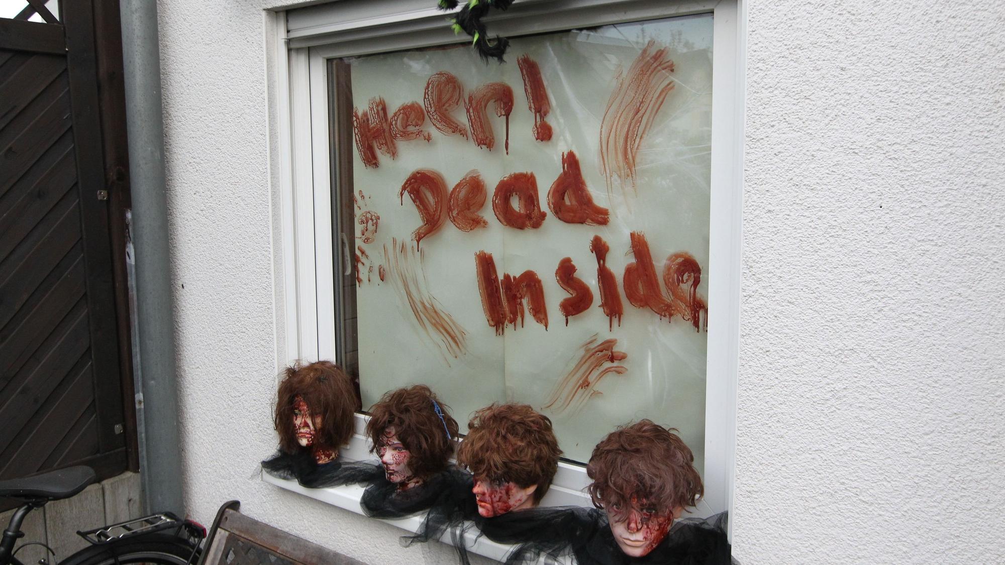 Blutverschmierte Frisierköpfe stehen auf der Fensterbank.