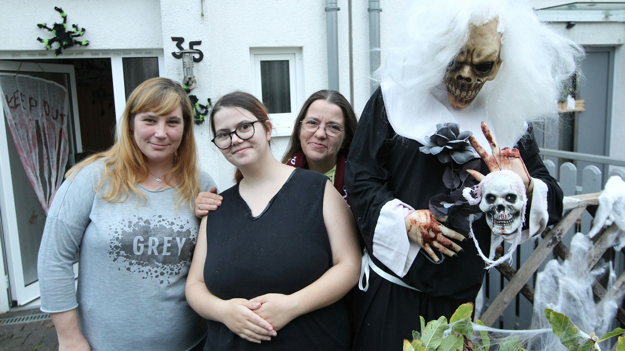 Geschmückt mit zahlreichen gruseligen Details freuen sich (von links) Jessica Uerdingen, Romina Cioffi und Initiatoren Maria Cioffi an Helloween die Kindern zu erschrecken.
