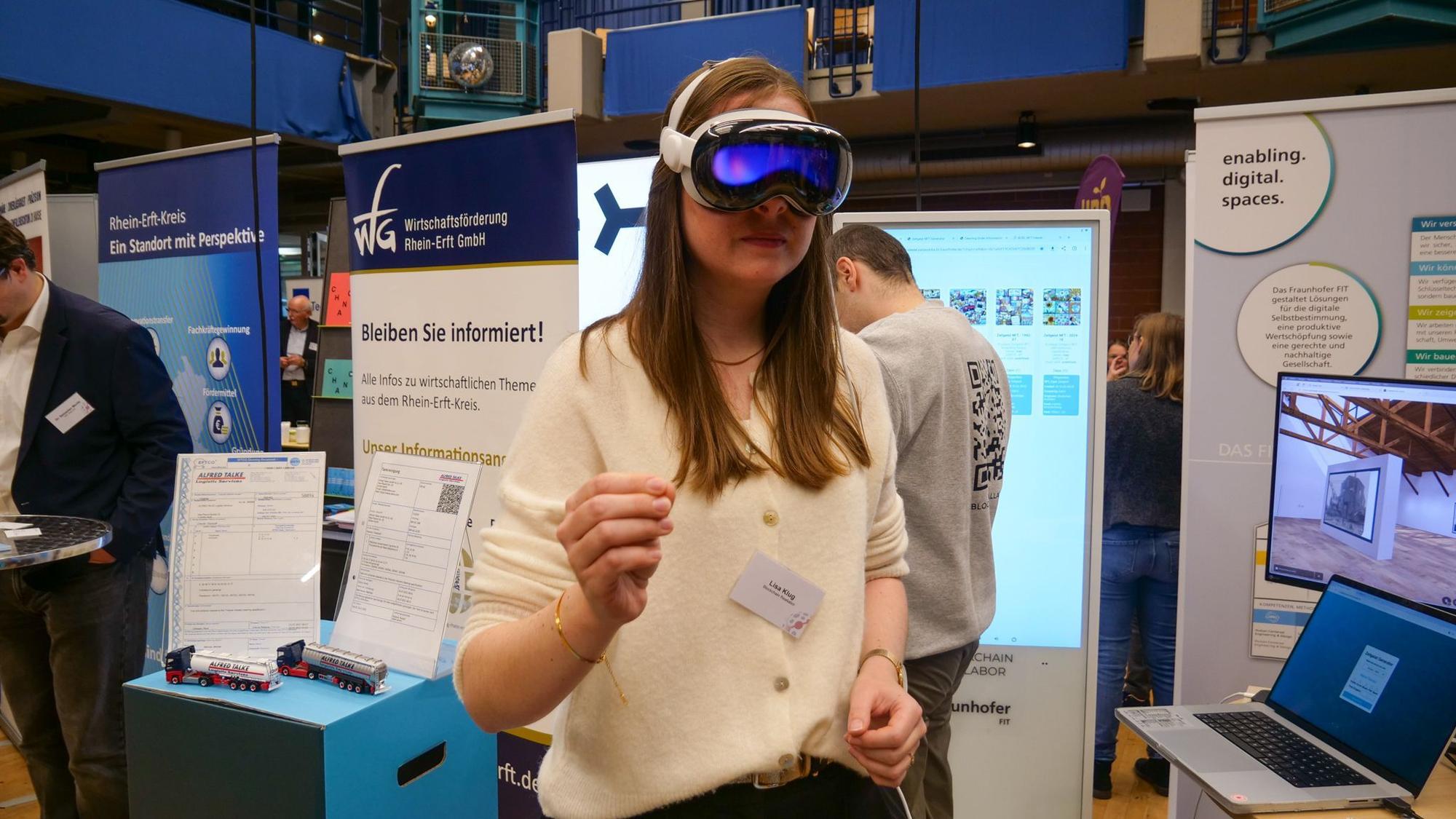 Das Foto zeigt eine Besucherin mit einer VR-Brille vor einem Stand beim Wirtschaftstag im vergangenen Jahr.