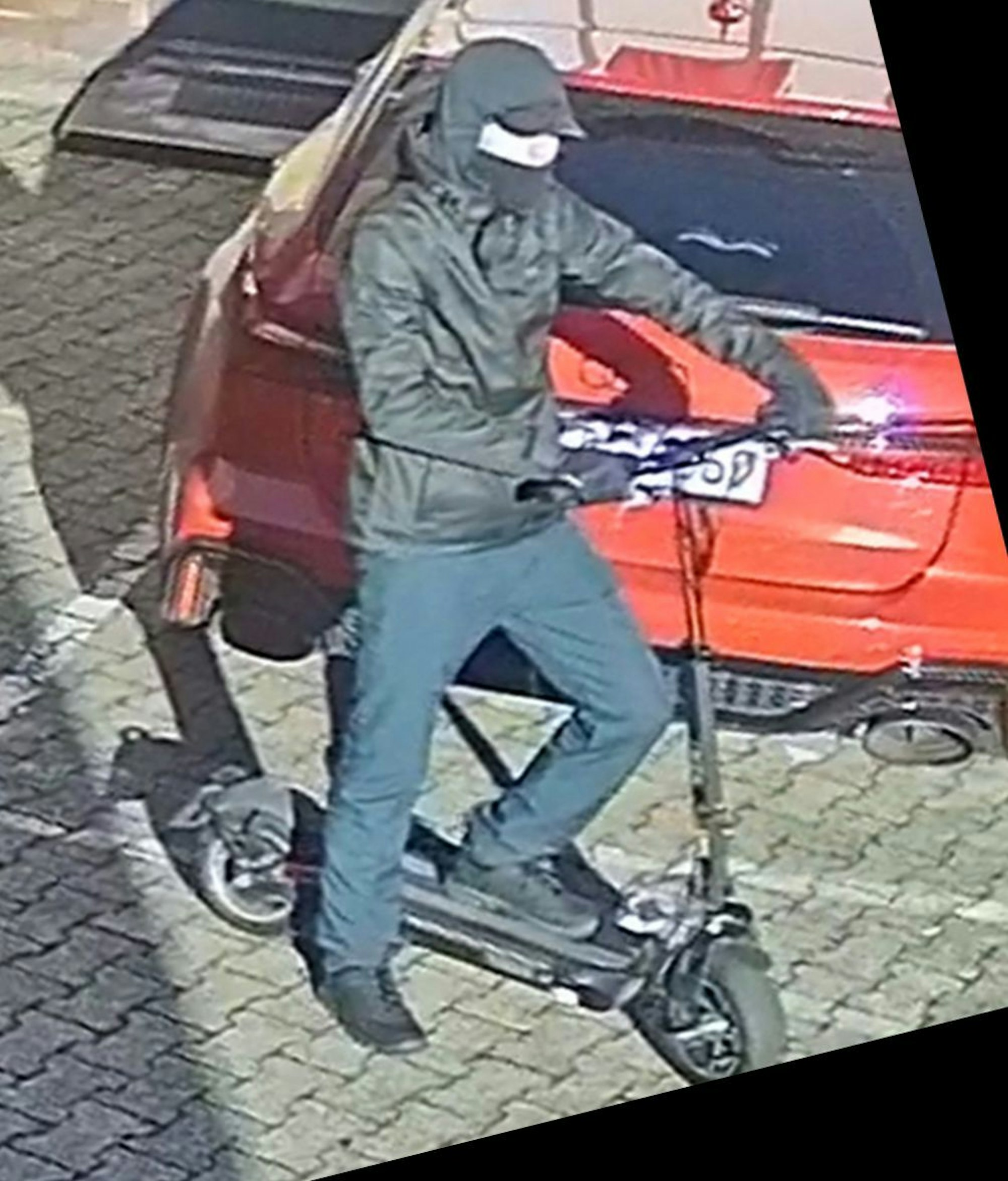 Wer kennt diesen Mann? Die Polizei sicht mit Bildern einer Überwachungskamera nach dem mutmaßlichen Schützen.