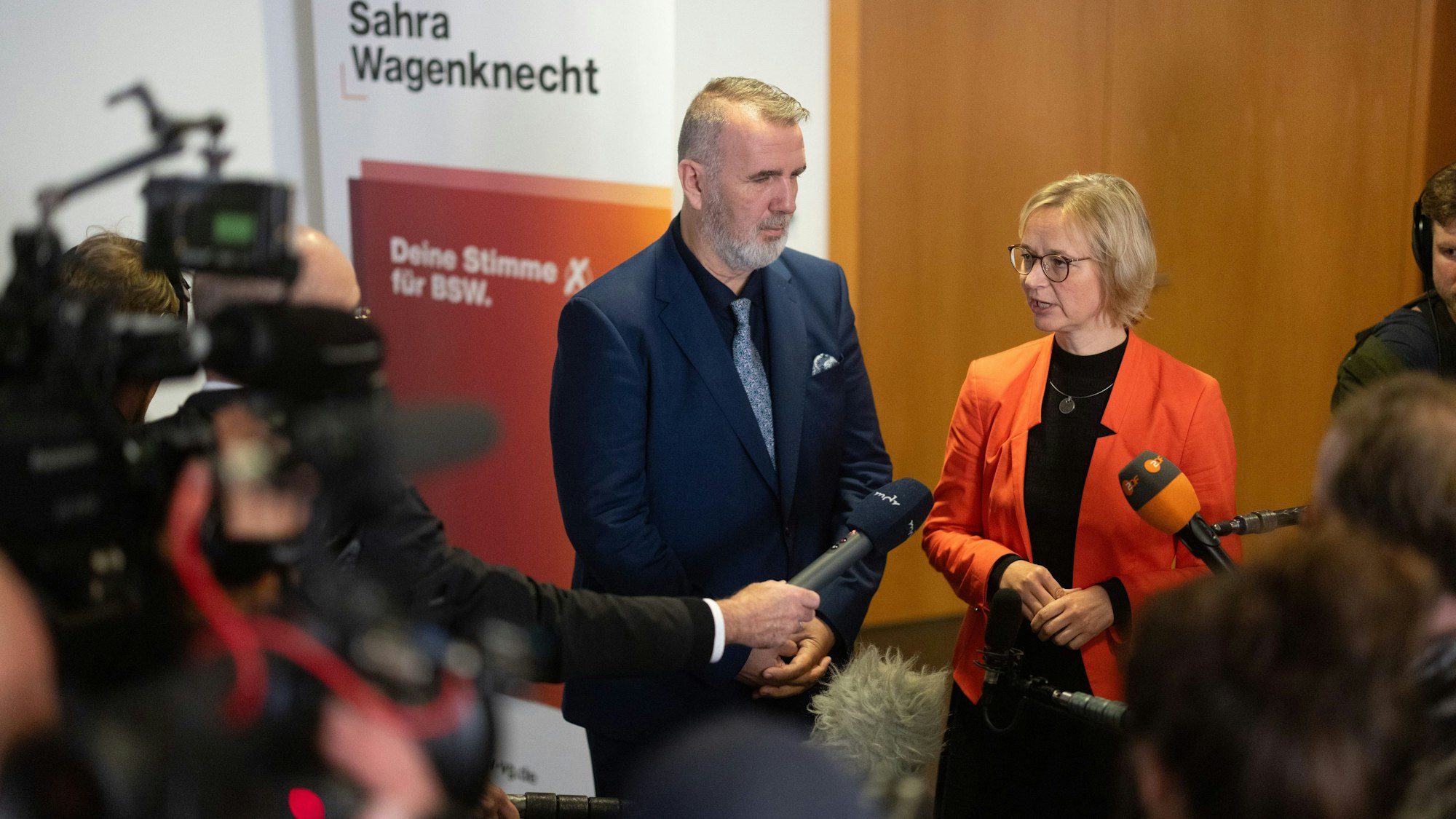 ARCHIV - 18.10.2024, Thüringen, Erfurt: Katja Wolf und Steffen Schütz, beide Landesvorsitzende des BSW, sprechen vor Journalisten im Landtag nach Beratungen des Parteivorstandes zu den Ergebnissen der Sondierungsgespräche zwischen CDU, SPD und BSW.