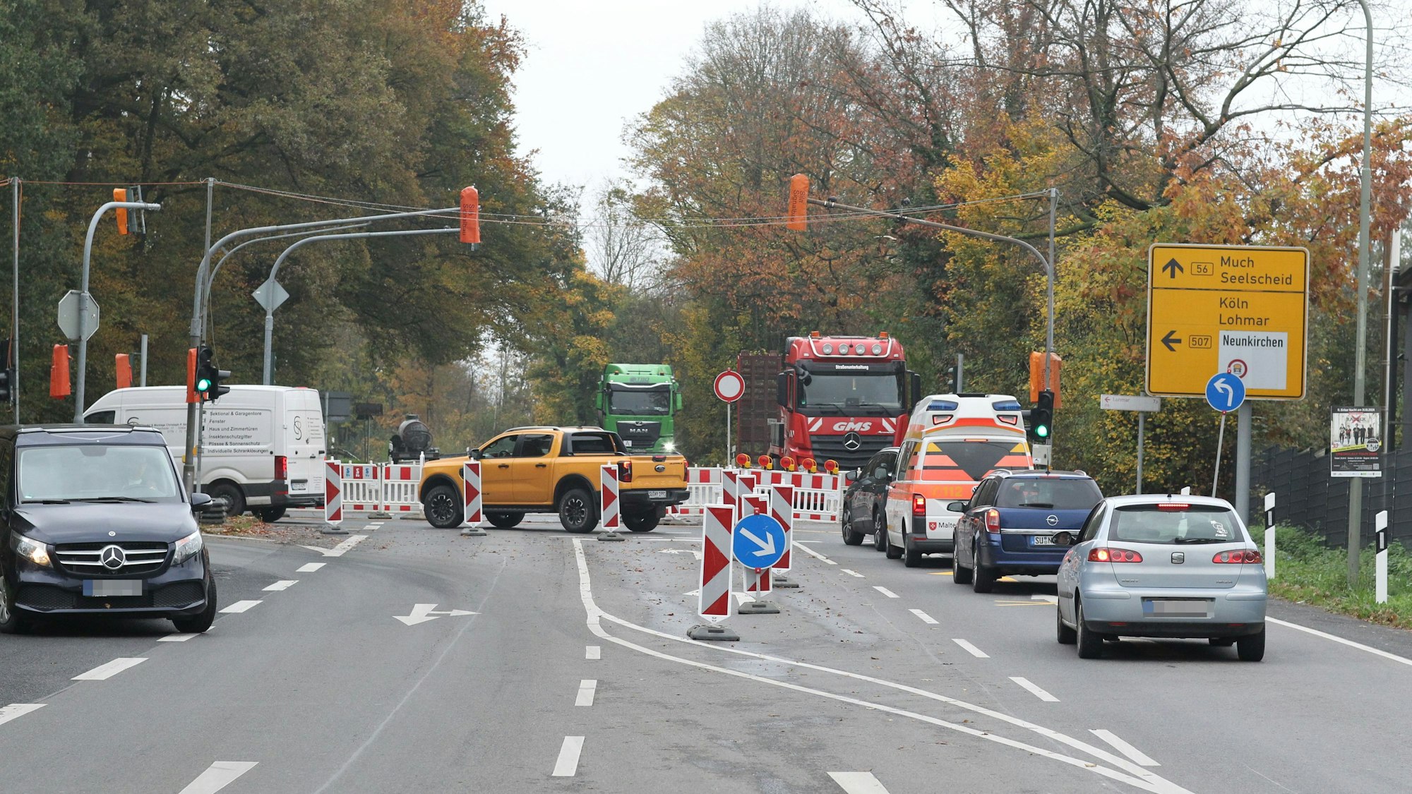 Eine gesperrte Straße, Autos werden nach links abgeleitet.