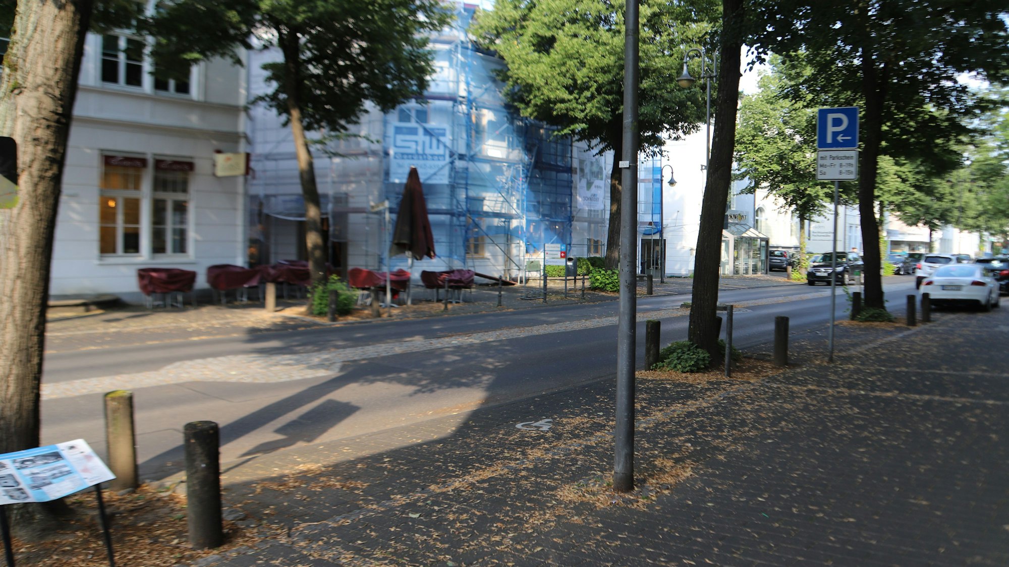 An einer Straße in Hennef sind tagsüber zahlreiche Parkplätze frei.
