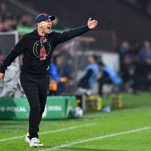 FC-Coach Gerhard Struber gestikuliert während des Spiels gegen Holstein Kiel im Rhein-Energie-Stadion