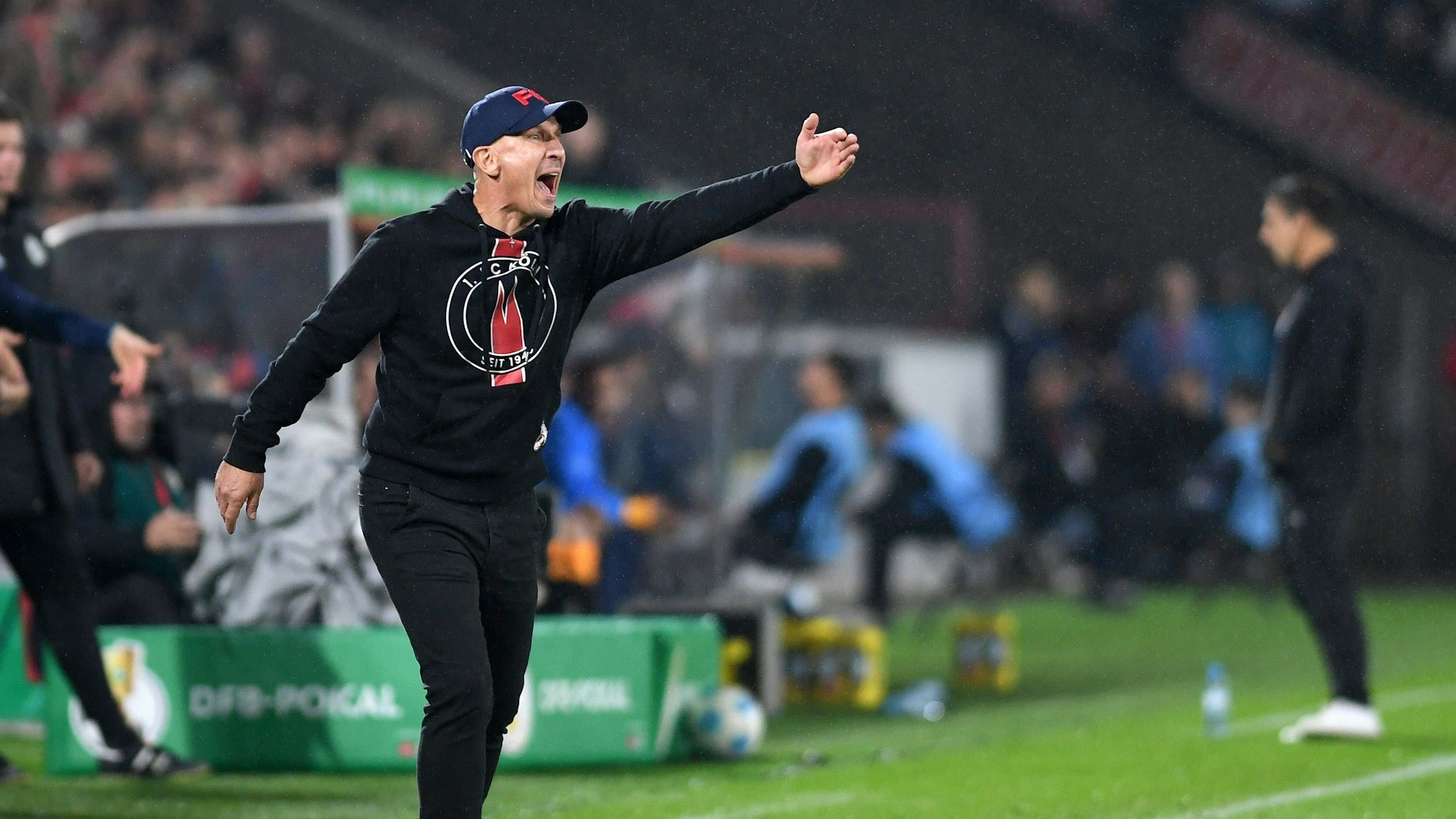FC-Coach Gerhard Struber gestikuliert während des Spiels gegen Holstein Kiel im Rhein-Energie-Stadion