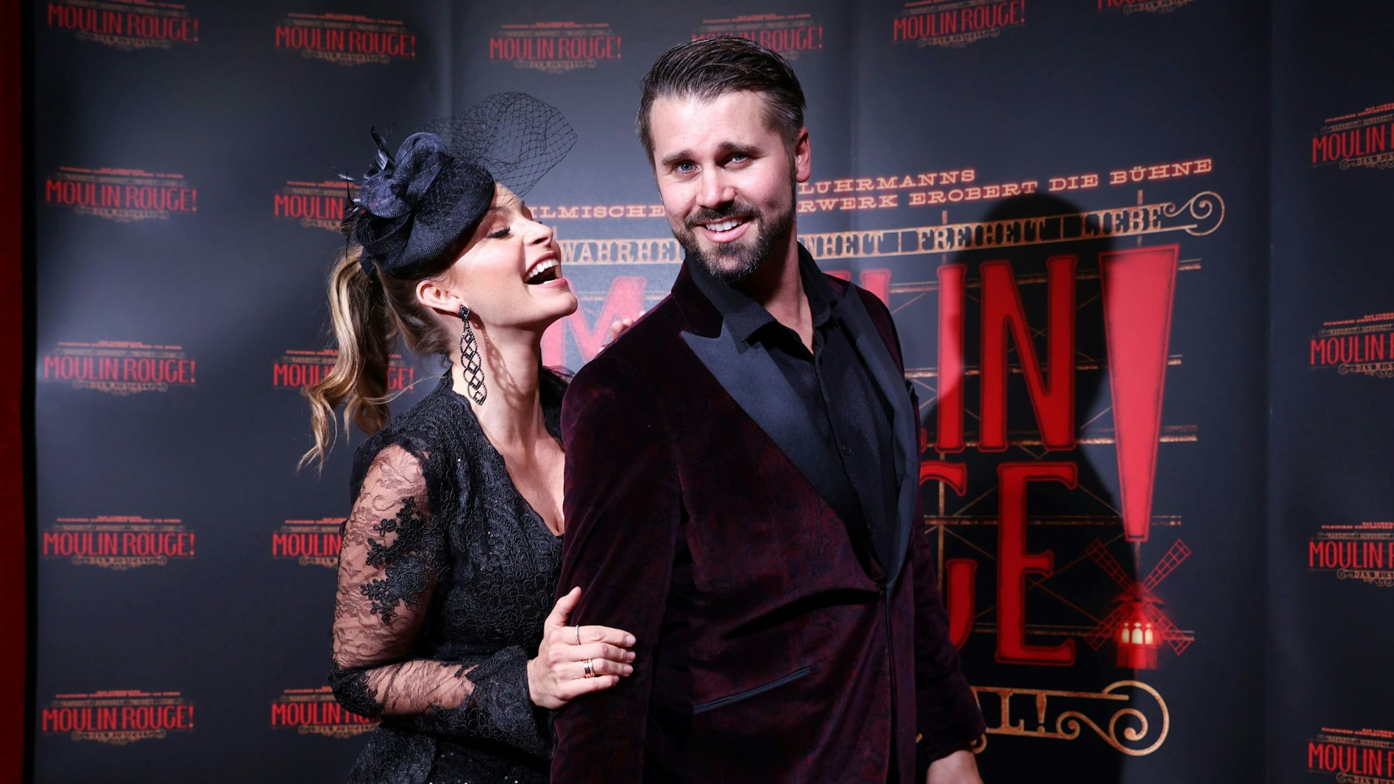 Jana und Thore Schölermann auf dem Roten Teppich des Musicals „Moulin Rouge!“.