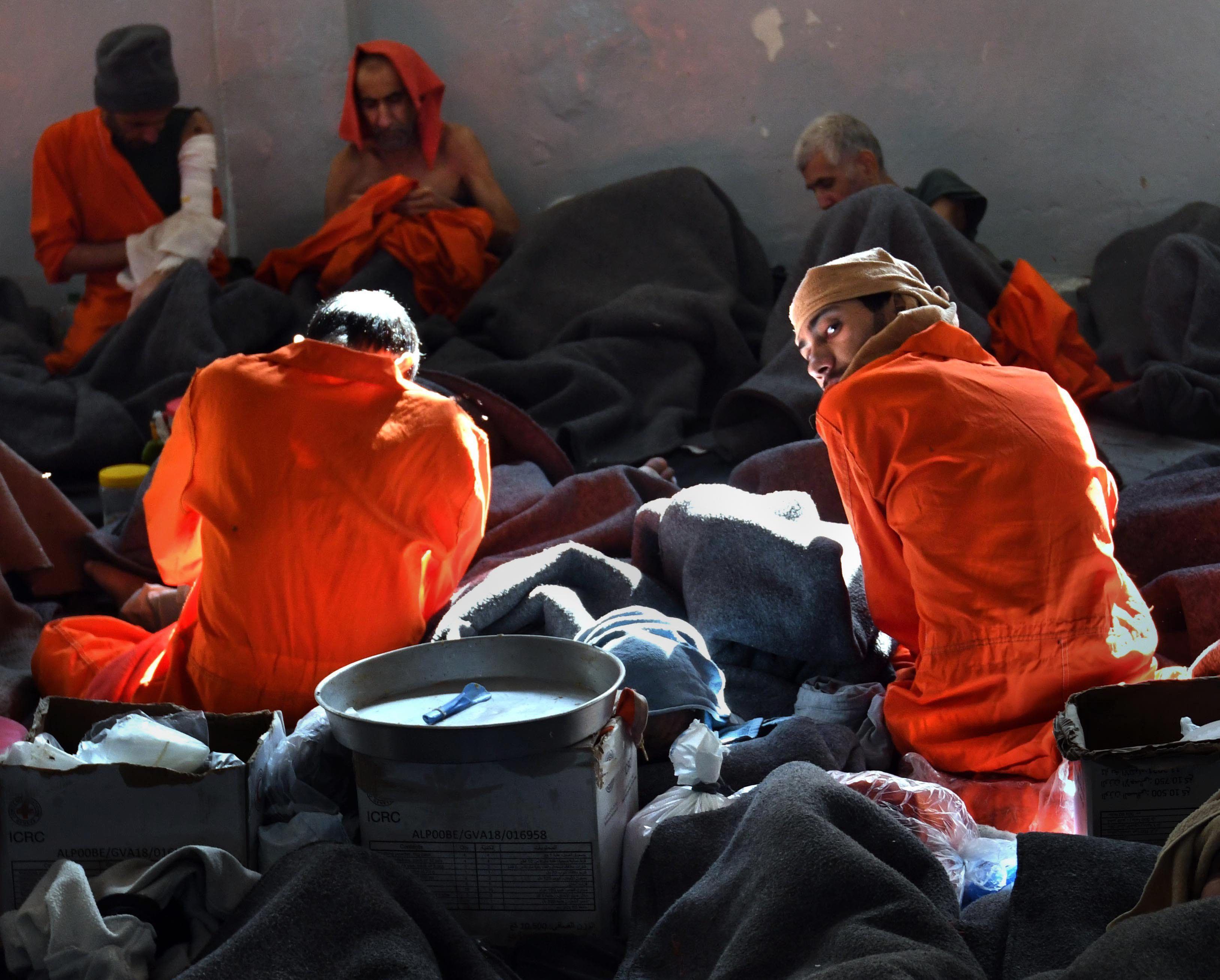 Insassen sitzen im Gefängnis im nordsyrischen Al-Hasaka. Viele der Gefangenen sind mutmaßliche IS-Anhänger und Kämpfer.