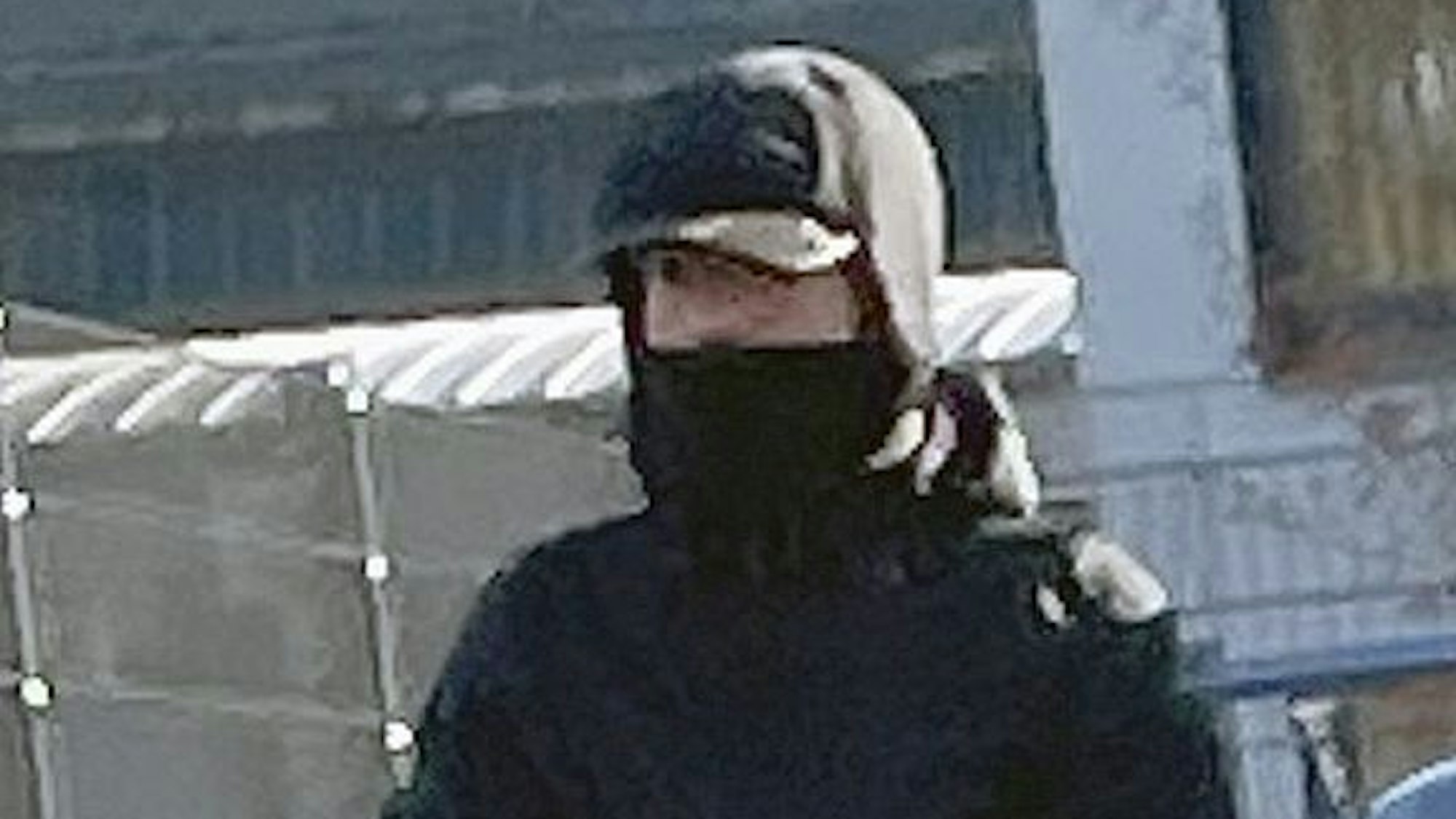 Wer kennt diesen Mann? Die Polizei sicht mit Bildern einer Überwachungskamera nach dem mutmaßlichen Schützen.