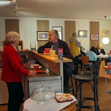 Das Café Veedelsgeist bietet einen Treffpunkt in Zollstock, wo die Menschen miteinander ins Gespräch kommen können.