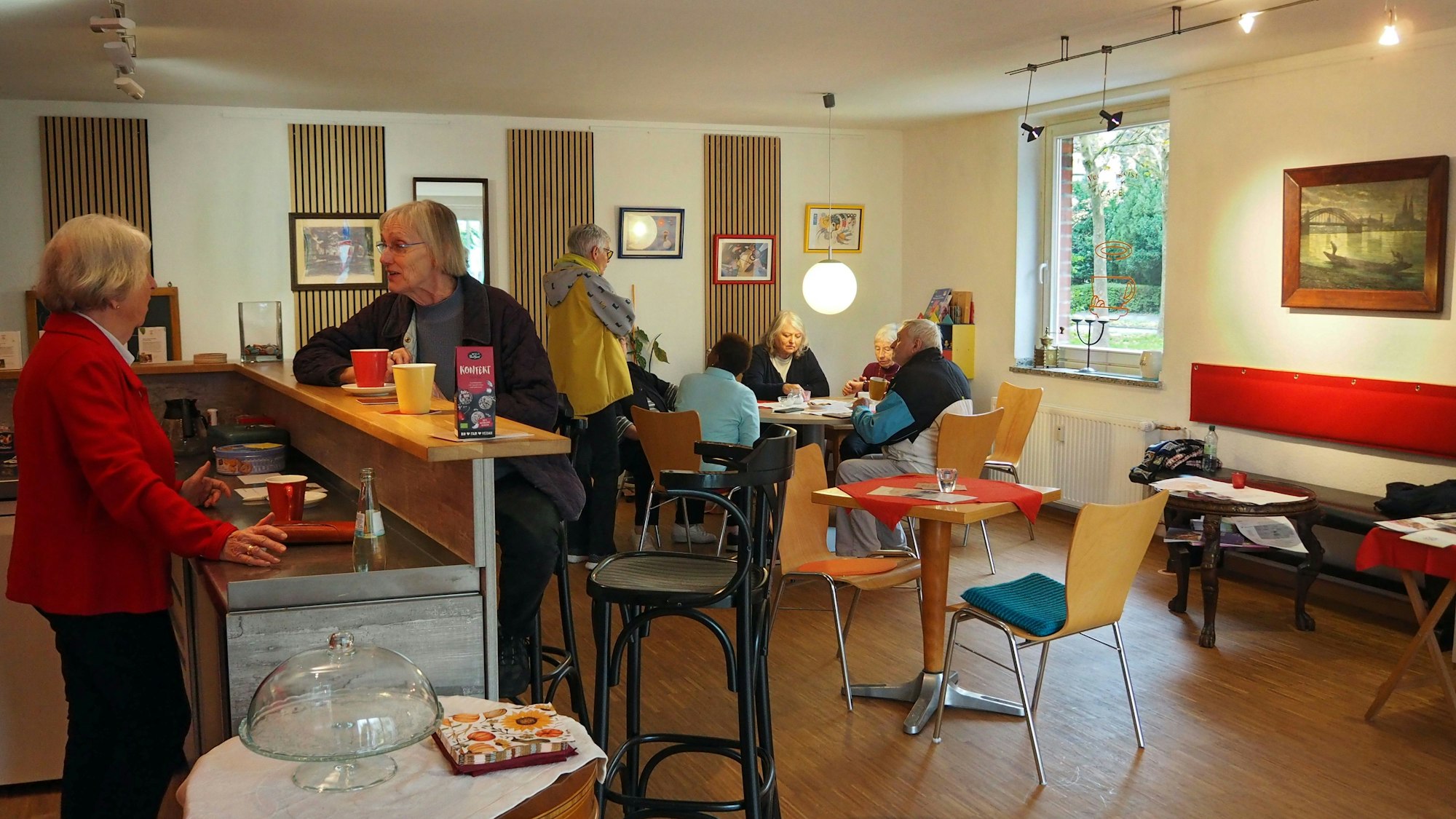 Das Café Veedelsgeist bietet einen Treffpunkt in Zollstock, wo die Menschen miteinander ins Gespräch kommen können.