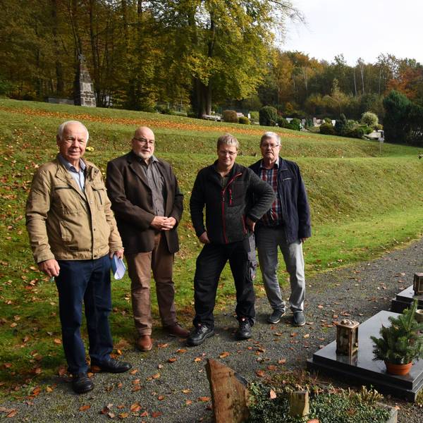 Sie wollen in Waldbröl-Hermesdorf nahezu jede Art der Bestattung möglich machen (von links): Hartmut Paech, Eberhard Weber, Jürgen Greb und Jürgen Grassow aus dem ehemaligen und dem neugewählten Vorstand des Hermesdorfer Friedhofsvereins.