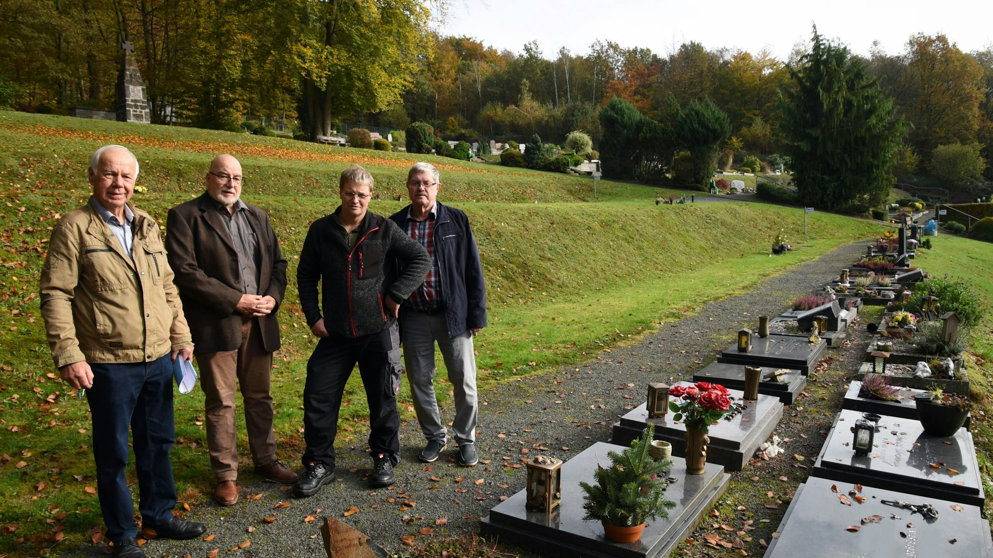 Sie wollen in Waldbröl-Hermesdorf nahezu jede Art der Bestattung möglich machen (von links): Hartmut Paech, Eberhard Weber, Jürgen Greb und Jürgen Grassow aus dem ehemaligen und dem neugewählten Vorstand des Hermesdorfer Friedhofsvereins.