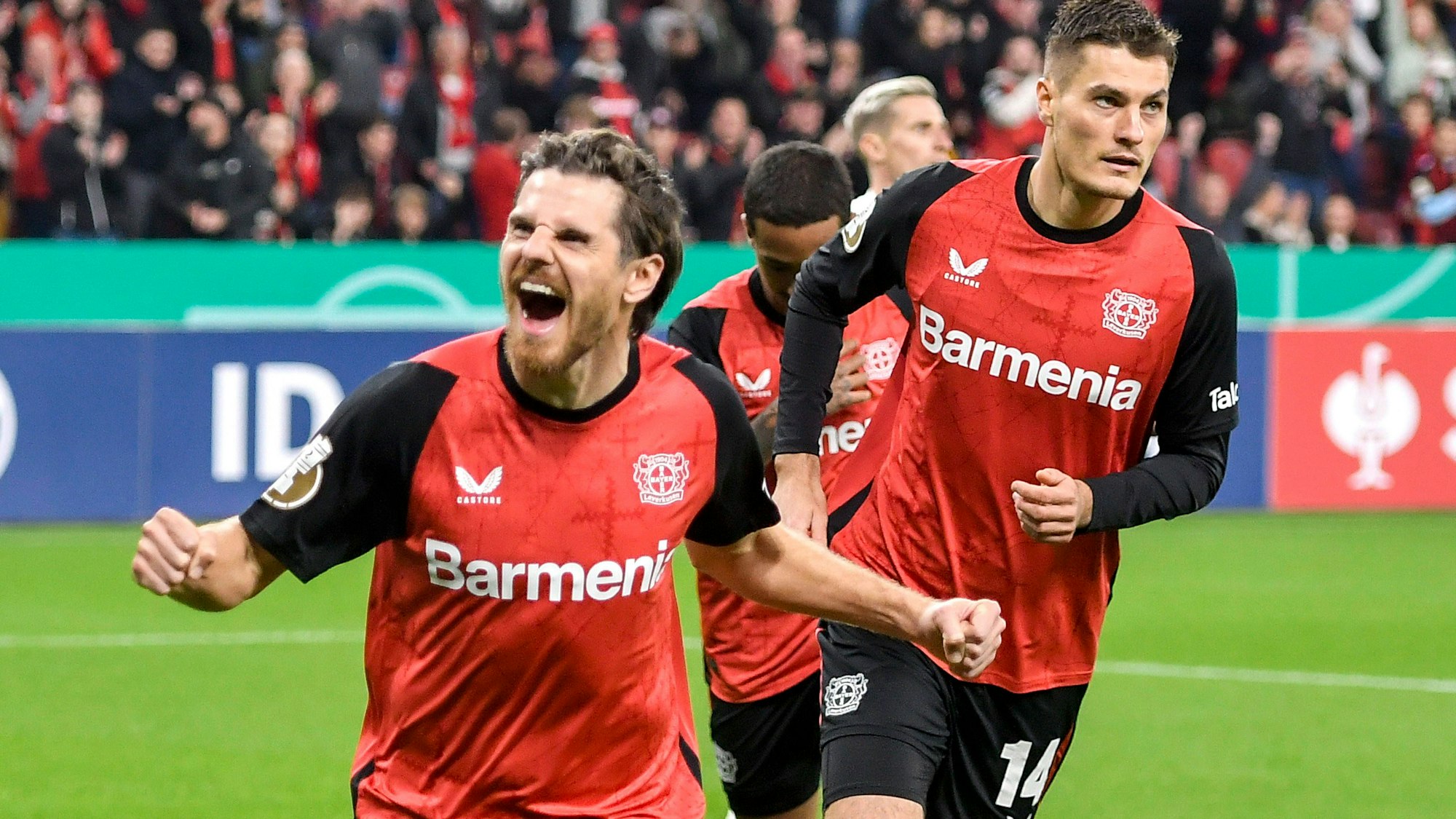 Hatte Spaß an seiner neuen Rolle: „Freigeist“ Jonas Hofmann (l.) bereitete das 1:0 von Doppelpacker Patrick Schick (r.) vor .