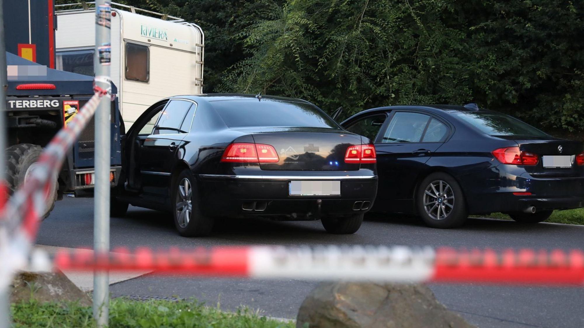 Drei Autos hinter einer Polizeiabsperrung.