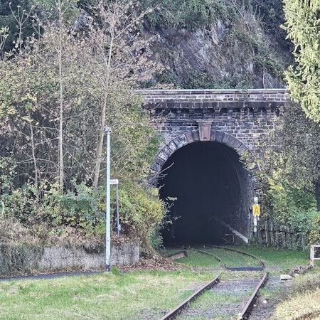 Bei Gemünd führen die Schienen der Oleftalbahn in einen Tunnel.