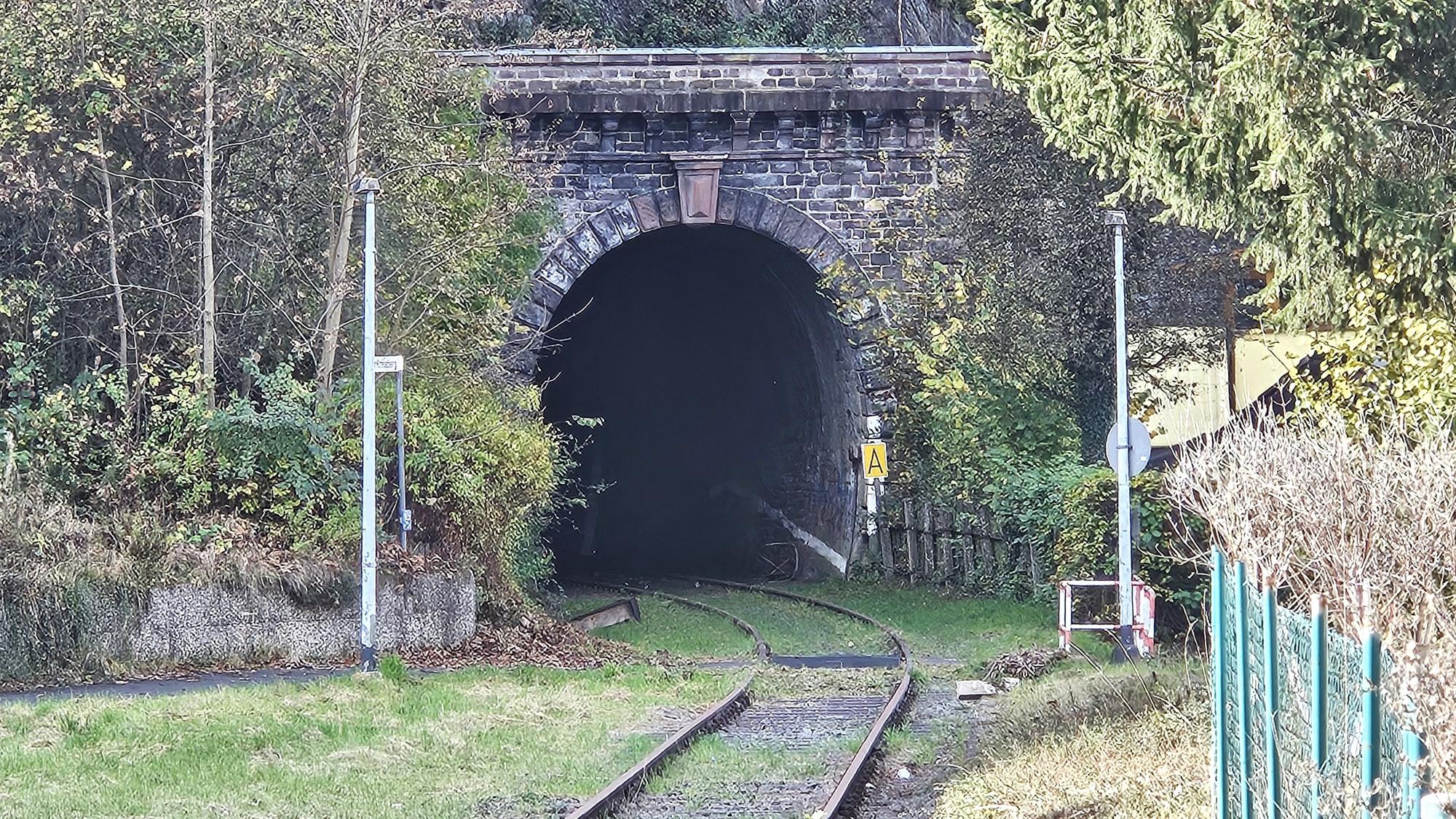 Bei Gemünd führen die Schienen der Oleftalbahn in einen Tunnel.