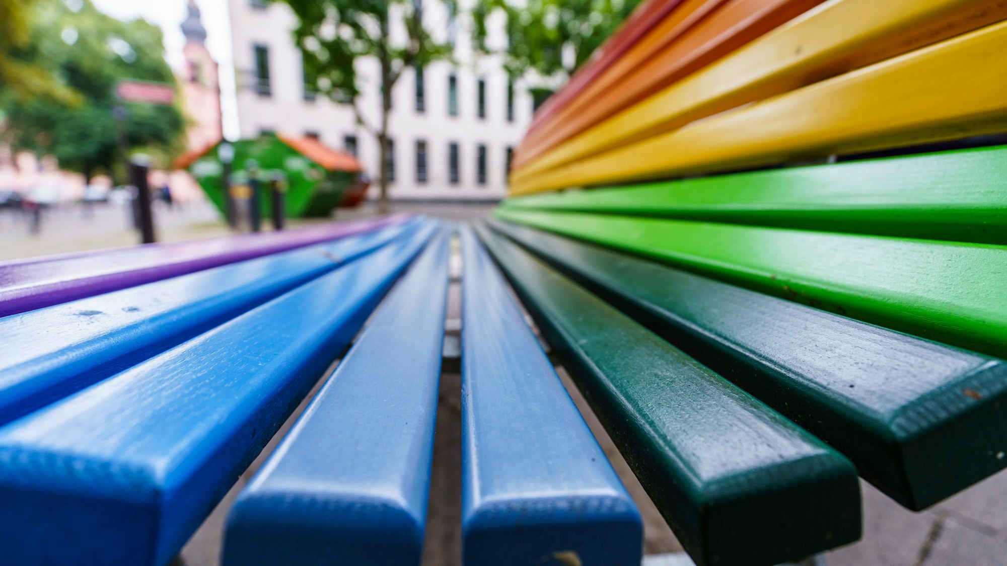 Eine Bank in Regenbogen-Farben.