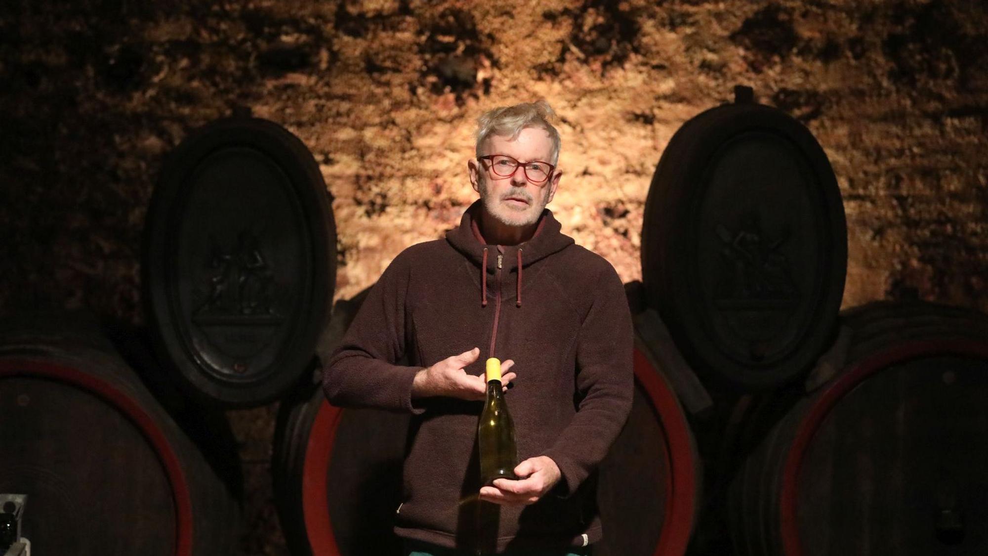 Winzer Karl-Heinz Broel in seinem historischen Weinkeller.