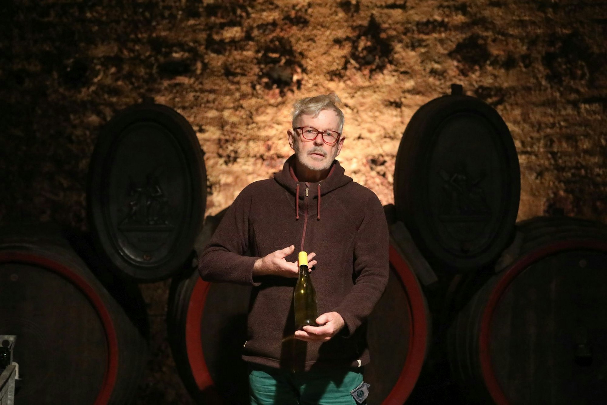 Winzer Karl-Heinz Broel in seinem historischen Weinkeller.