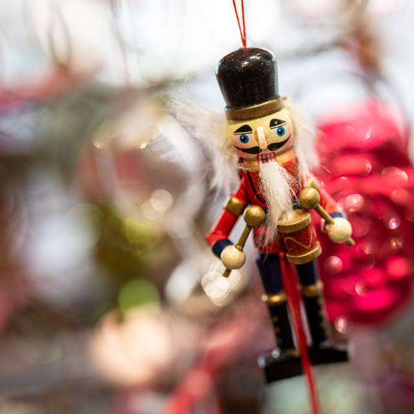 Außergewöhnlicher Christbaumschmuck in Form eines Nussknackers.