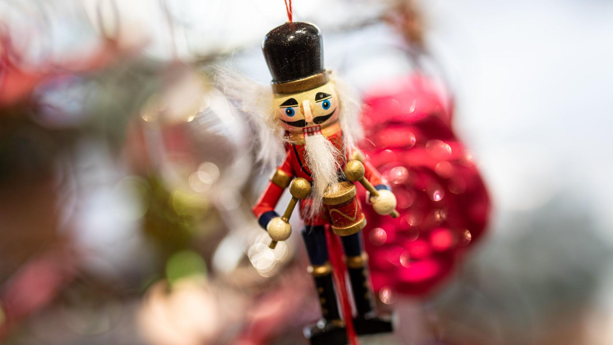 Außergewöhnlicher Christbaumschmuck in Form eines Nussknackers.