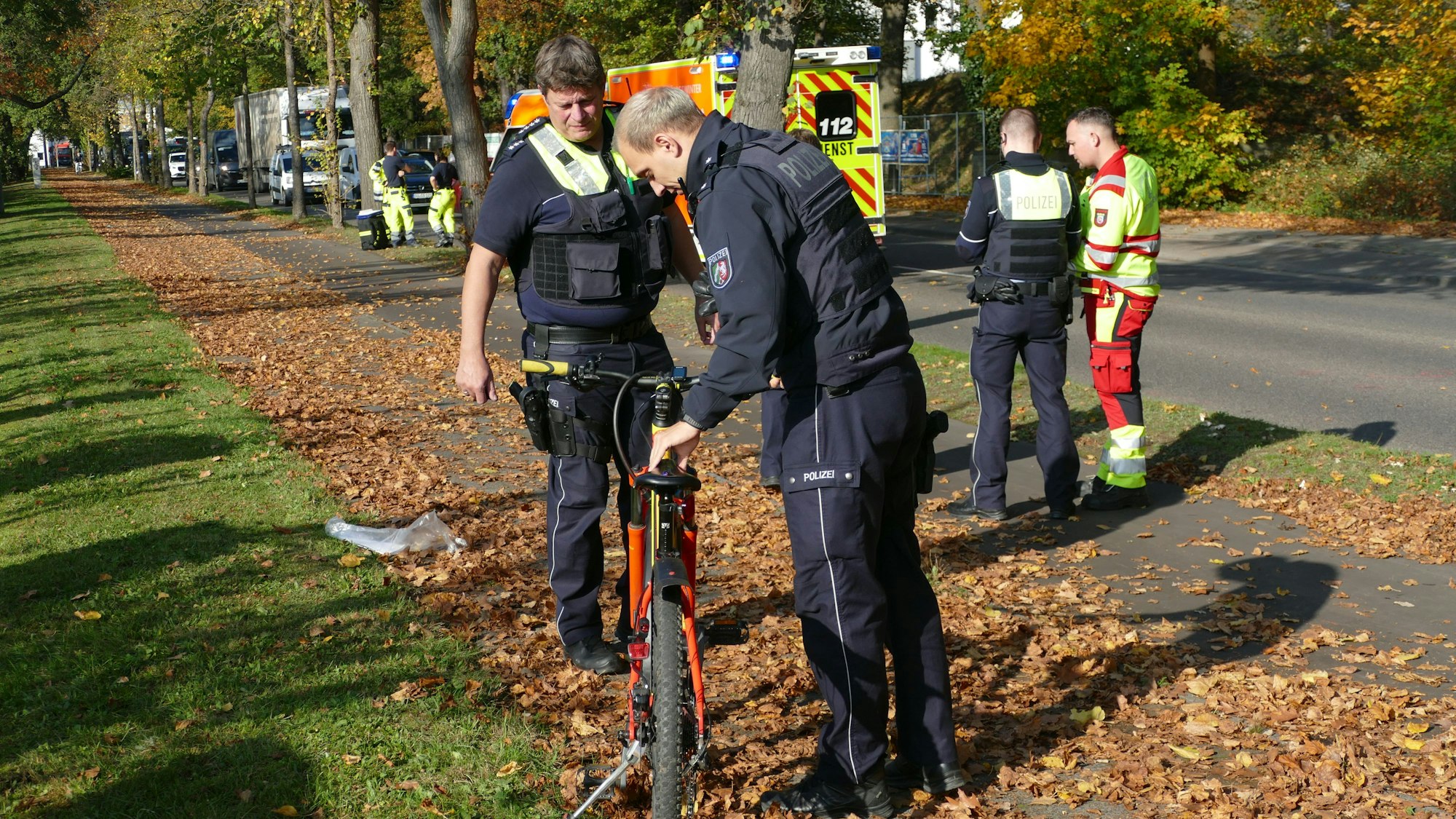 Polizisten bei der Unfallaufnahme.