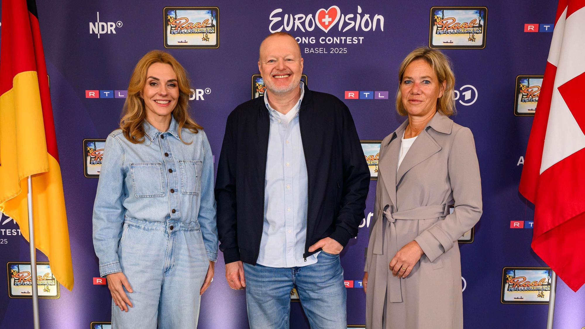 Inga Leschek (l-r), Chief Content Officer RTL Deutschland, Stefan Raab und Christine Strobl, ARD-Programmdirektorin, stehen während eines Fototermins nebeneinander.