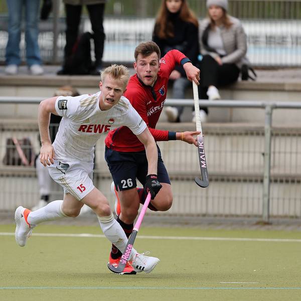 Rot-Weiss Köln vs. Berliner HC, 1.Hockey Bundesliga Herren, von links: Tom Grambusch (RW), Florian Sperling (BHC), , 09.04.2022, Bild: Herbert Bucco