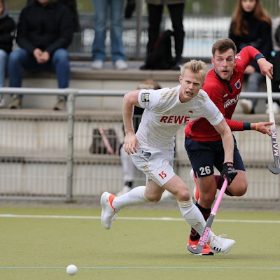 Rot-Weiss Köln vs. Berliner HC, 1.Hockey Bundesliga Herren, von links: Tom Grambusch (RW), Florian Sperling (BHC), , 09.04.2022, Bild: Herbert Bucco