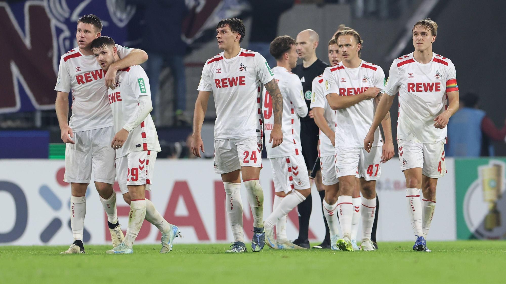 Führungsverhalten: Routinier Dominique Heintz (links) beglückwünscht Youngster Jan Thielmann (2.v.l.) zu seiner Vorbereitung des 2:0 gegen Holstein Kiel.