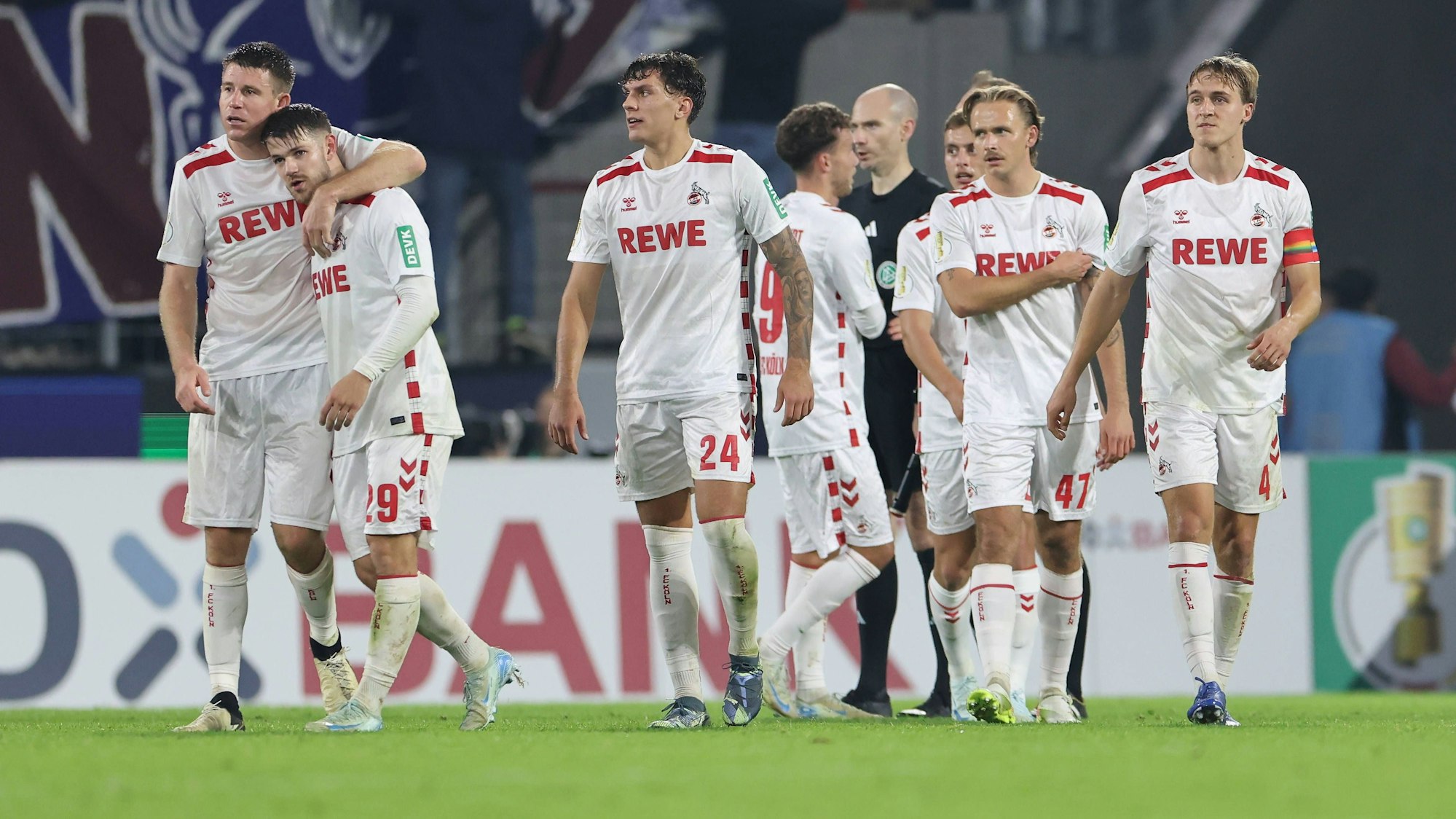 Führungsverhalten: Routinier Dominique Heintz (links) beglückwünscht Youngster Jan Thielmann (2.v.l.) zu seiner Vorbereitung des 2:0 gegen Holstein Kiel.